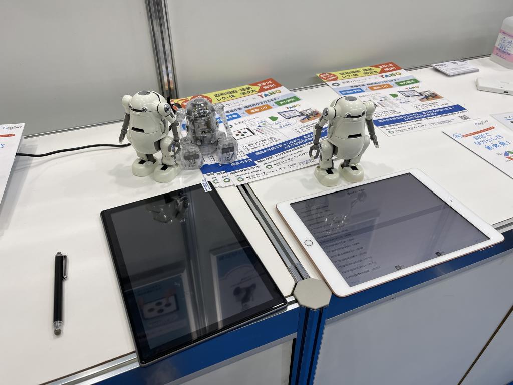 リビングロボットのブース写真2