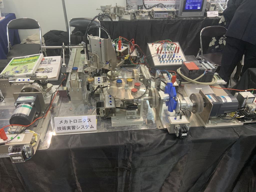 新興技術研究所のブース写真2