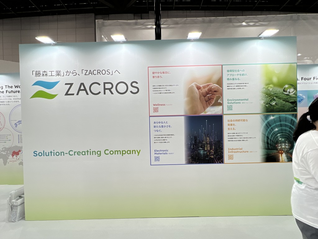 ZACROSのブース写真2