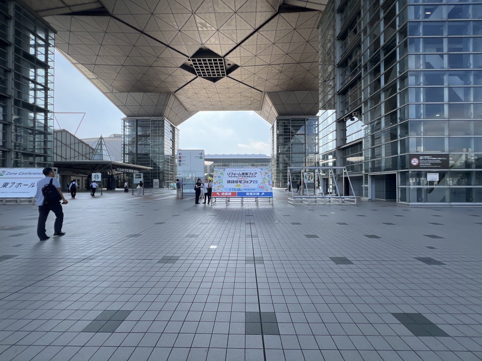展示会入口画像